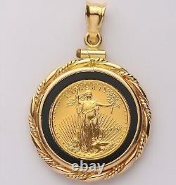 Pendentif en plaque d'onyx en forme de pièce d'aigle américaine, serti d'un cadre en or jaune 14 carats.