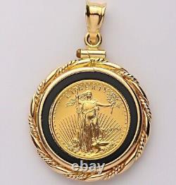 Pièce American Eagle de 20 mm dans un pendentif en onyx avec finition en or 14 carats sans pierre.